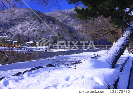雪景:嵐山渡月橋(京都市右京區) 雪景:嵐山渡月橋(京都市右京區) 135378780