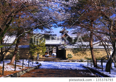 天龍寺子寺高玄寺的雪景(京都市右京區) 天龍寺子寺高玄寺的雪景(京都市右京區) 135378793