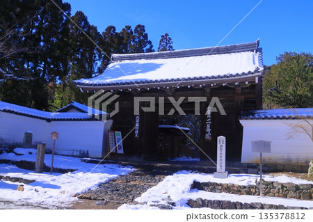 二尊院正門前的雪景(京都市右京區) 二尊院正門前的雪景(京都市右京區) 135378812