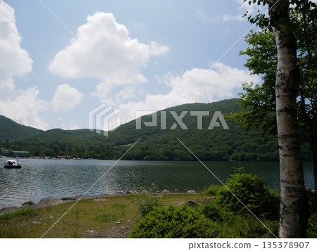 夏日的天空和深邃的山脈 夏日的天空和深邃的山脈 135378907