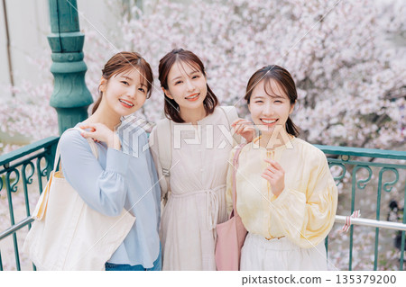 櫻和三位女大學生 櫻和三位女大學生 135379200