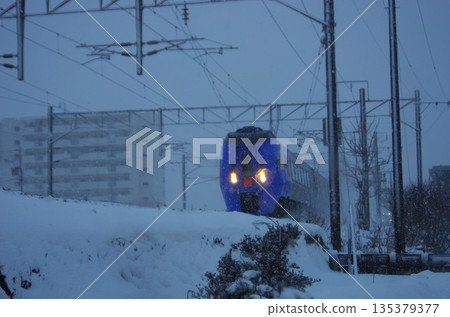 雪地裡行駛的特快列車 135379377
