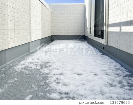 陽台上的積雪開始融化了。 陽台上的積雪開始融化了。 135379633
