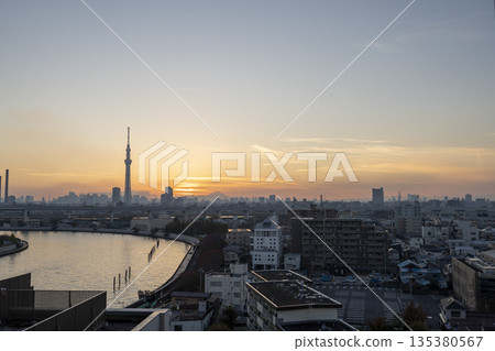 夕陽映照下，遠處東京的城市景觀和無線電塔盡收眼底。 135380567