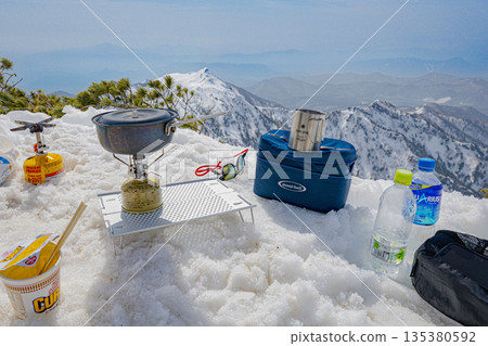 在山頂享用美食，飽覽壯麗的雪山景色 | 爐灶烹飪和山頂午餐 135380592
