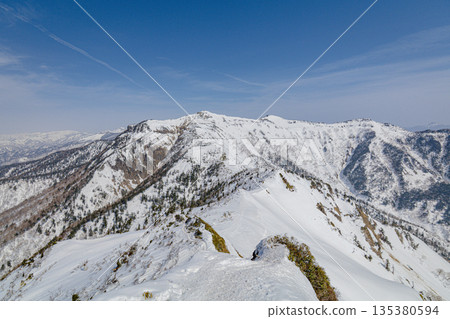 白雪皚皚的山脊和山脈 | 清晰的冬季山景 白雪皚皚的山脊和山脈 | 清晰的冬季山景 135380594
