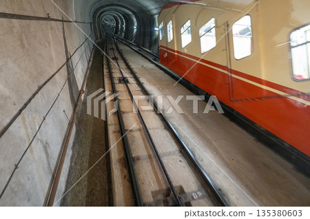 列車穿過隧道 | 鐵路基礎設施和速度 列車穿過隧道 | 鐵路基礎設施和速度 135380603