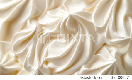 特寫鏡頭展現了旋轉的白色鮮奶油的質感 135380637