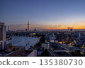 黃昏時分的隅田川和東京晴空塔，遠處可見絢麗的煙火。 135380730