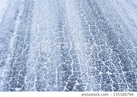 一條陰涼的道路，上面還殘留著積雪。 135380766