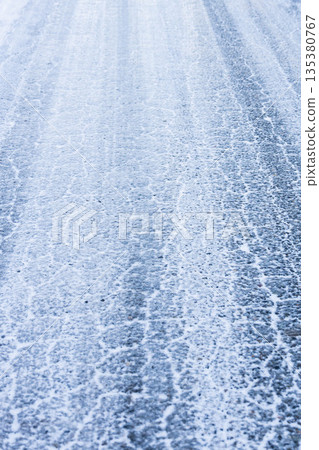 一條陰涼的道路，上面還殘留著積雪。 135380767