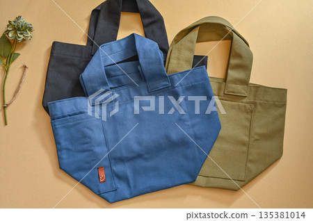 手工製作的帆布購物袋，採用不同顏色的帆布製成。 135381014