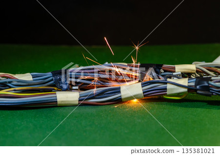 Short circuit in a bundle of electrical cables Short circuit in a bundle of electrical cables 135381021