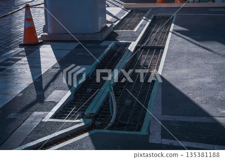 Bicycle parking lot improvement work: laying wire mesh 135381188