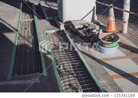 Bicycle parking lot improvement work: laying wire mesh 135381189