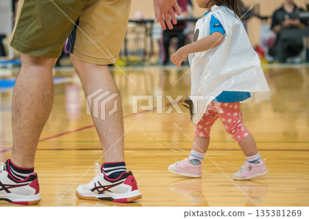 [Nursery school sports day obstacle course] 135381269