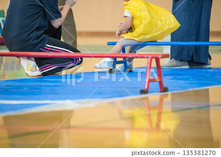 [Nursery school sports day: balance beam obstacle course] 135381270