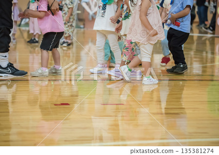 【幼兒園運動會障礙賽開始】 135381274