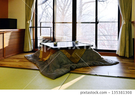 一間擺放著被爐的房間，日式風格的房間，生活方式，冬季的日式房間，圖片素材 135381308