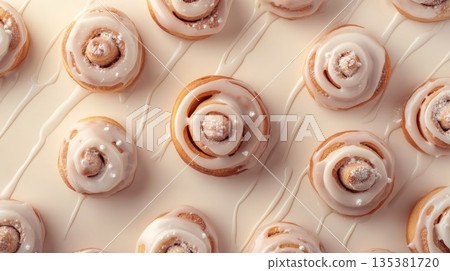 以新鮮出爐的肉桂捲為圖案背景,肉桂捲上淋著糖霜。 以新鮮出爐的肉桂捲為圖案背景,肉桂捲上淋著糖霜。 135381720