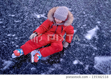 A child who fell on the ice of an ice rink while skating. Life and health insurance 135382118