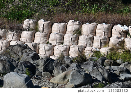 災害影像（水災、暴雨災害、復原重建、河道建設、護岸建設） 135383580