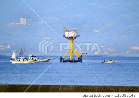 The "Comprehensive Experimental Tower" off the coast of Hiratsuka, which is also a popular fishing spot. 135385142