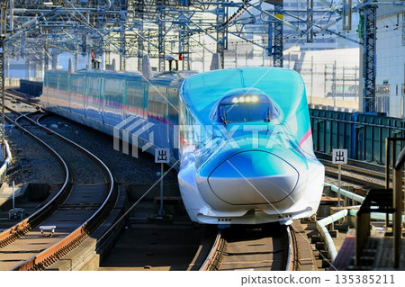 At Tohoku Shinkansen E5 Series Omiya Station, which runs fast on the run-up section heading to the land 135385211