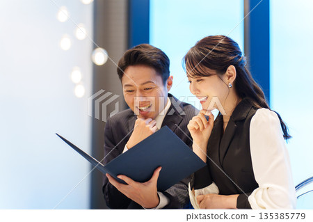 一對夫婦在餐廳看菜單 135385779