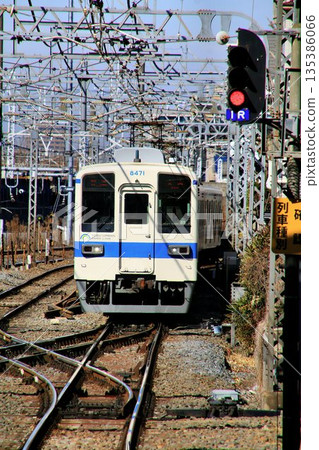 50歲……老牌通勤車“8000系”疾馳東武都市公園線 135386066