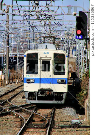 50歲……老牌通勤車“8000系”疾馳東武都市公園線 135386067