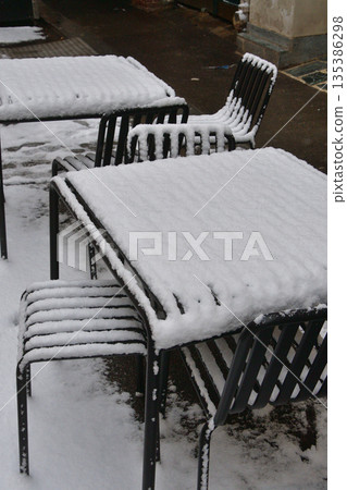 January 7, 2026 Heavy snowfall in Paris. A cafe terrace covered in snow. January 7, 2026 Heavy snowfall in Paris. A cafe terrace covered in snow. 135386298