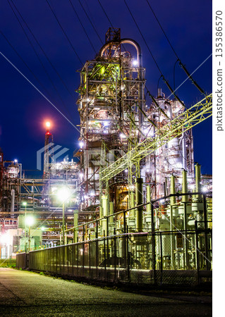 三重縣（鹽濱町）四日市工廠的夜景 135386570