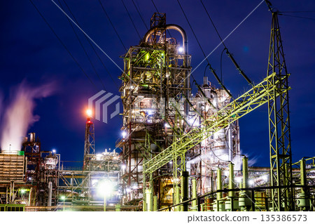 Night view of the Yokkaichi factory in Mie (Shiohama Town) 135386573