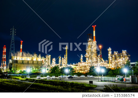 Night view of the Yokkaichi factory in Mie (Shiohama Town) 135386574