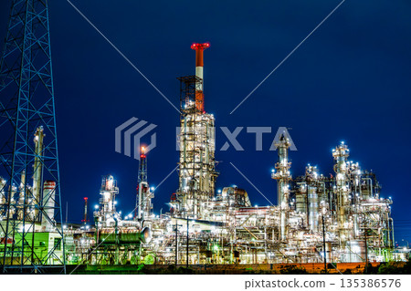 三重縣（鹽濱町）四日市工廠的夜景 135386576