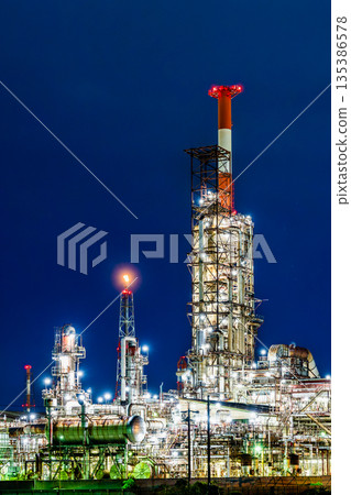 三重縣（鹽濱町）四日市工廠的夜景 135386578