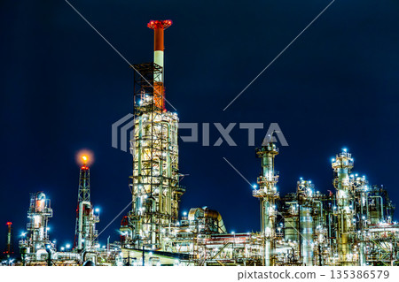 三重縣(鹽濱町)四日市工廠的夜景 三重縣(鹽濱町)四日市工廠的夜景 135386579