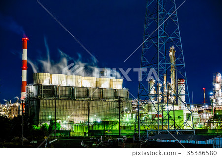 Night view of the Yokkaichi factory in Mie (Shiohama Town) 135386580