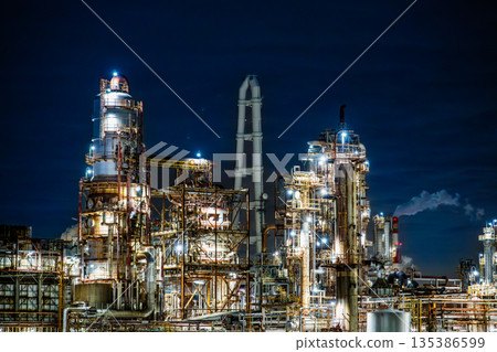 Night view of the Yokkaichi factory in Mie (near Taisho Bridge) Night view of the Yokkaichi factory in Mie (near Taisho Bridge) 135386599