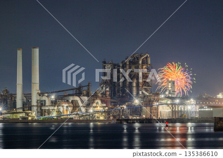 山口縣周南市煙火與工廠夜景 山口縣周南市煙火與工廠夜景 135386610