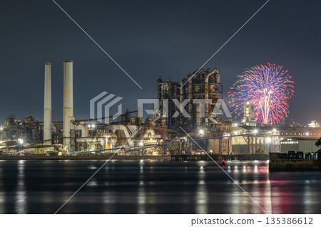 山口縣周南市煙火與工廠夜景 135386612