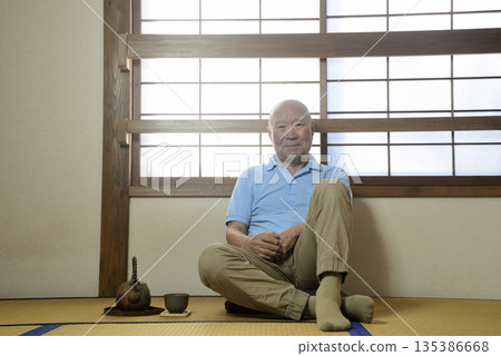 一位老人在日式房間放鬆休息 135386668