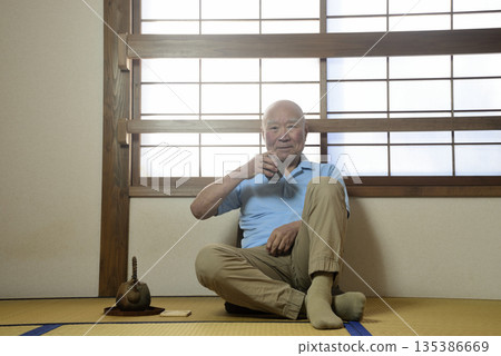 一位老人在日式房間放鬆休息 一位老人在日式房間放鬆休息 135386669