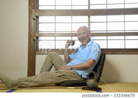 一位老人在日式房間放鬆休息 135386670