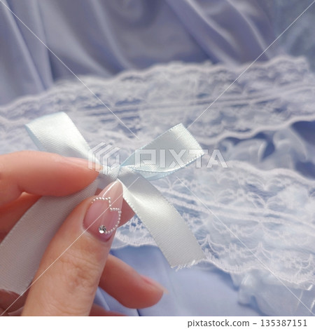 白色和藍色蕾絲緞帶背景材質 135387151