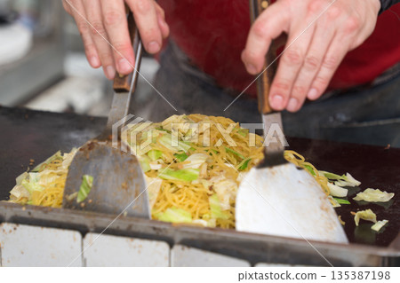 在小攤上烤大量的炒麵 135387198