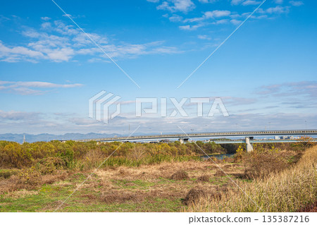 京都桂川河床的冬季景色,美津芝橋 京都桂川河床的冬季景色,美津芝橋 135387216