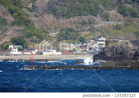 波濤洶湧的海面和浪花 135387325