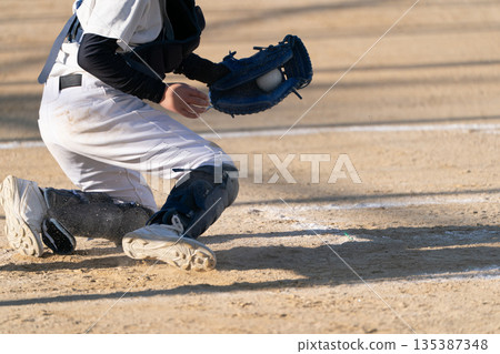 夢想成為職業棒球選手並努力奮鬥的棒球少年 夢想成為職業棒球選手並努力奮鬥的棒球少年 135387348